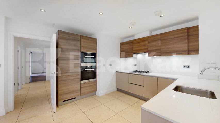 Fantastic 3 bed 2 bath within a private secure development mins to shops Davis House, Huguenot Drive , Palmers Green